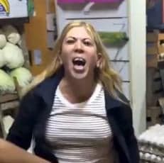 Rubia Gritando en el Supermercado — meme de Angry Woman Reaction