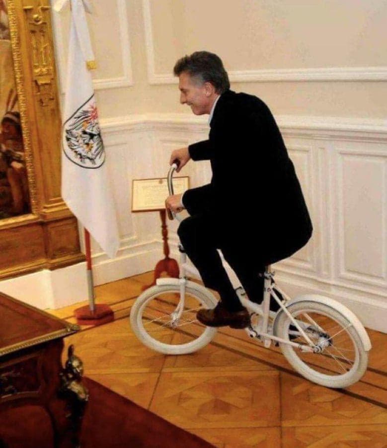 Macri En Bicicleta Pequeña — meme de Argentina Humor