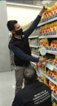 Policía Vigilando Compra Supermercado — meme de Argentina Humor