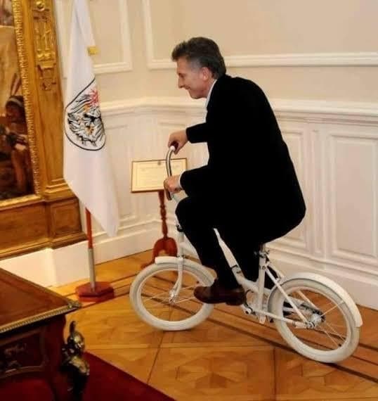 Macri En Bicicleta Casa Rosada — Argentina Politics meme