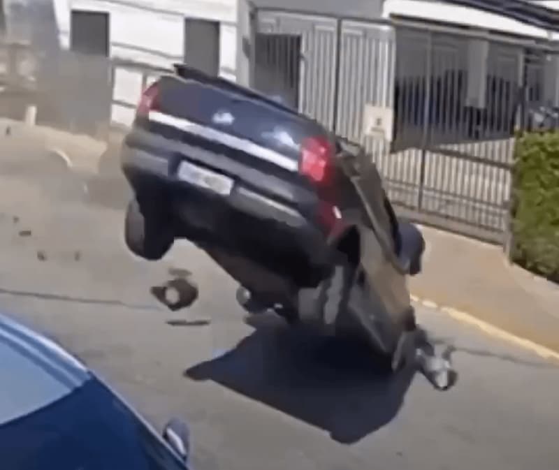 Adivinen el modelo — meme de Cursed Car