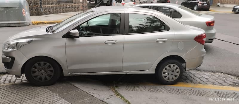 Cómo vas a estacionar así hdp — meme de Cursed Car
