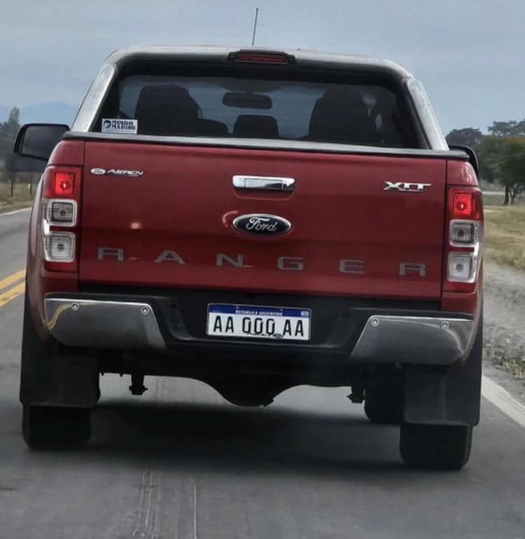 Raro avistamiento de la primer patente nueva — meme de Cursed Car