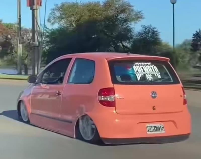 Alguien me puede explicar como estos pelotudos circulan el día a día? — meme de Cursed Car