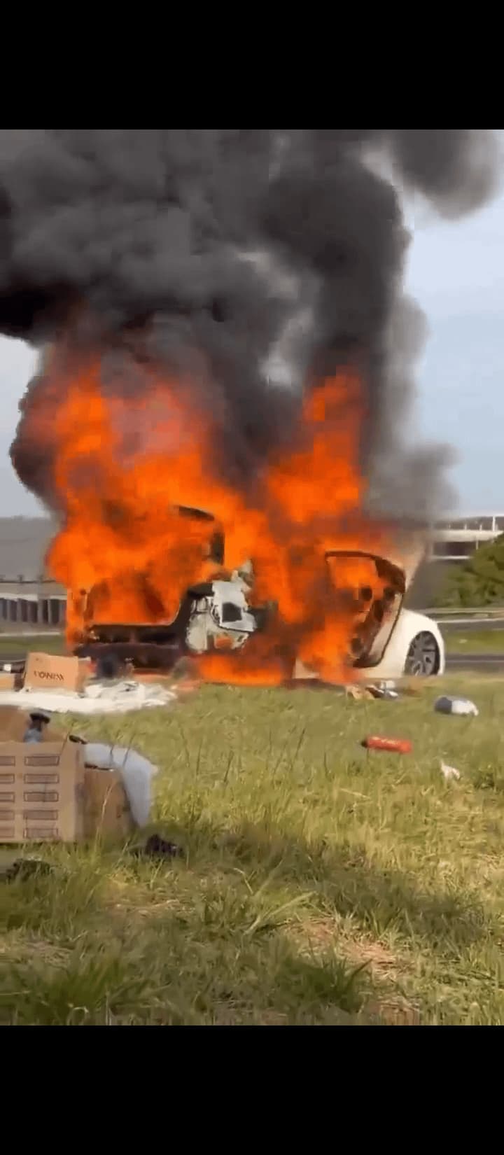 Alguien me puede explicar como estos pelotudos circulan el día a día? — meme de Cursed Car