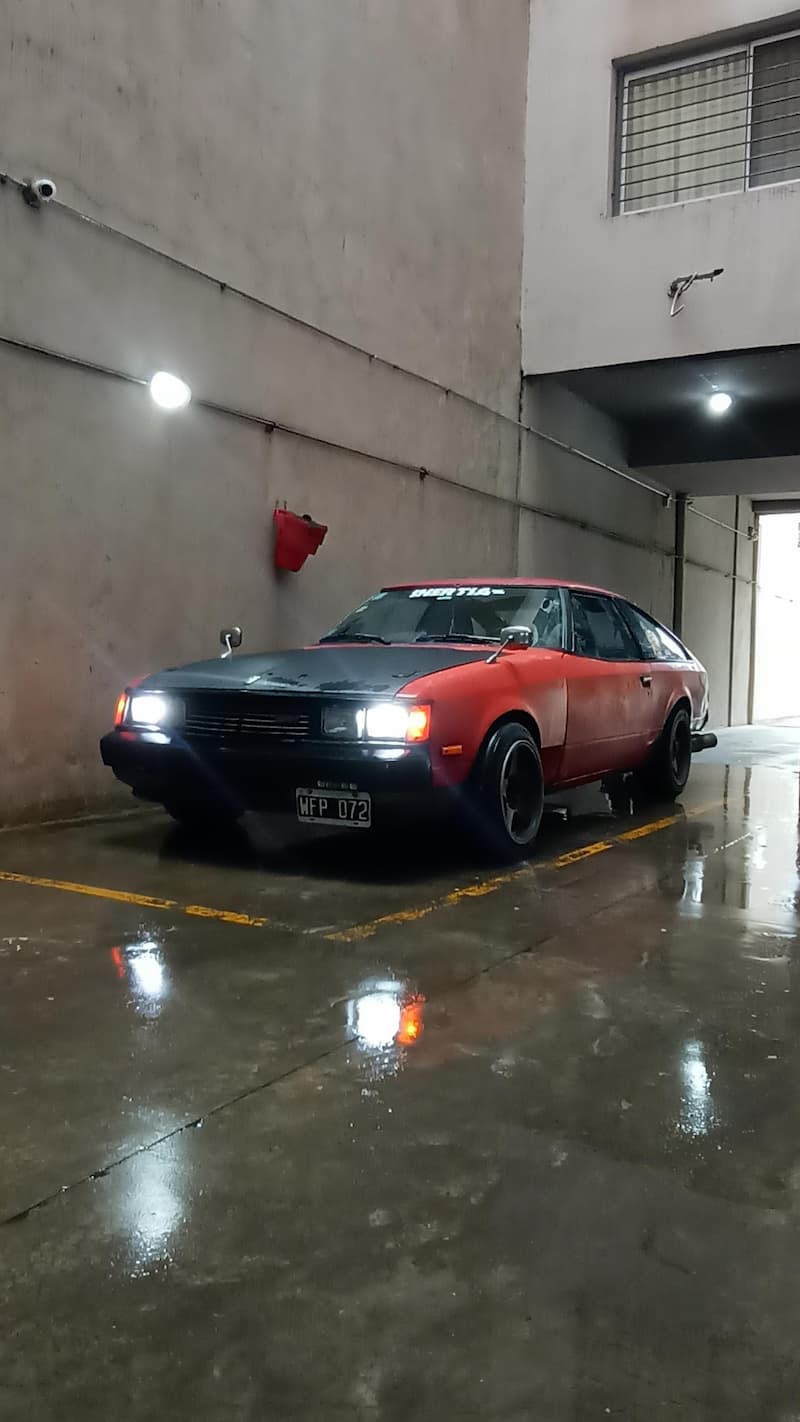 Hace mas de 10 años, por una de estas máquinas creé este sub. Hace unas semanas cumpli mi sueño de tener una andando (y con swap de Corolla) — meme de Cursed Car