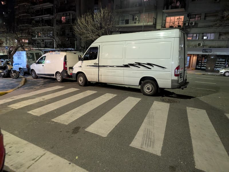 Cómo vas a estacionar así hdp — meme de Cursed Car