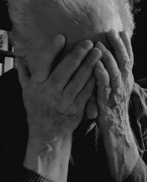Viejo Se Cubre la Cara con Desesperación — meme de Facepalm Reaction