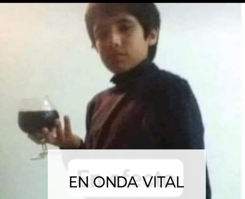 El Pibe en Ropa Formal con la Copa de Vino — meme de Kid With Wine