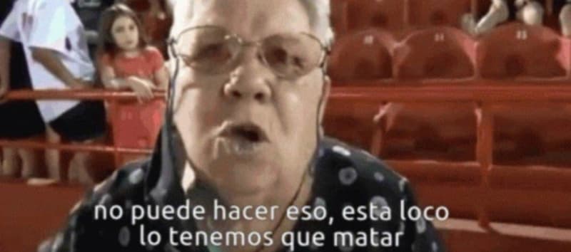 Abuela en la tribuna: lo tenemos que matar — meme de Latin Tv Reaction