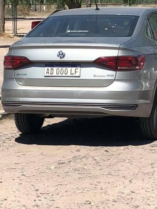 Anoche fui a cargar nafta y me encontré con una patente para el que usas colecciona — License Plate Humor meme