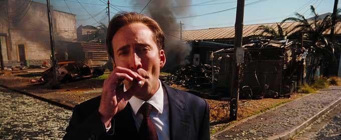 Nicolas Cage fuma tranquilo mientras todo se incendia — meme de Lord Of War