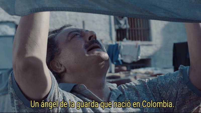 Escobar Mirando a su Ángel de la Guarda Colombiano — meme de Narcos