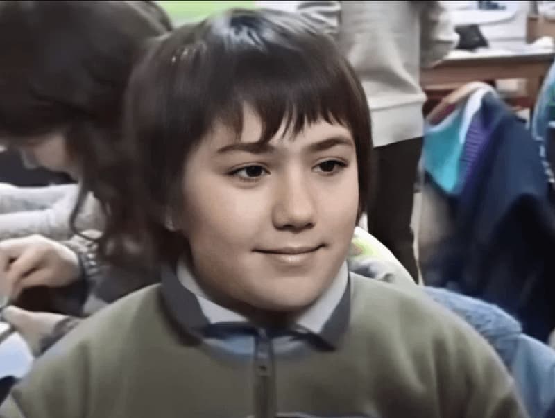 La Sonrisa Solapada Del Nene Del Colegio — meme de Nino Triste Colegio