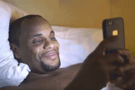 Tipo sonríe al teléfono de madrugada — meme de Reaction