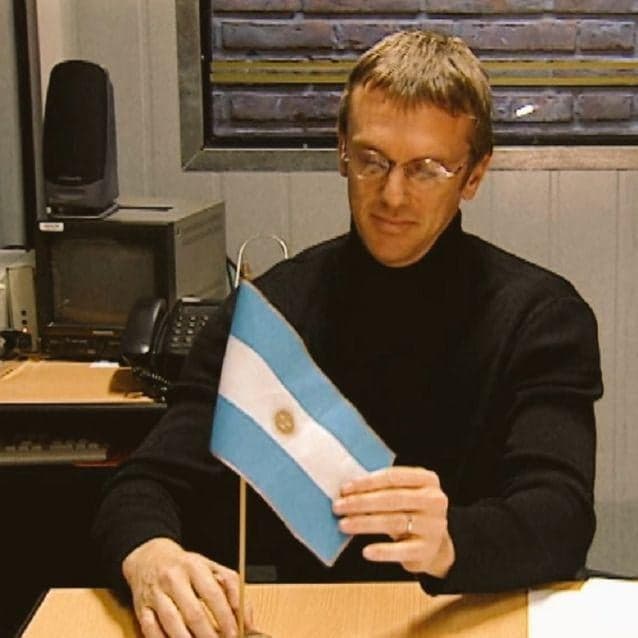 Hombre Mirando la Bandera Argentina con Intensidad — meme de Reaction