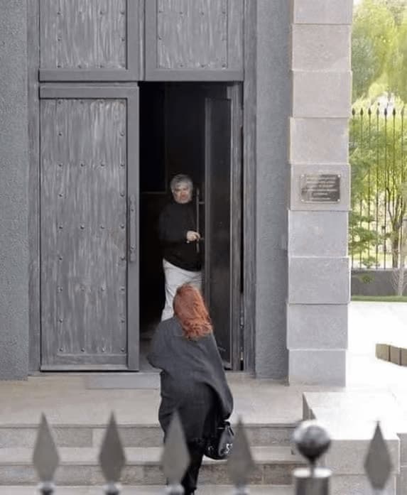 Person Kicking Door Open — meme de Reaction