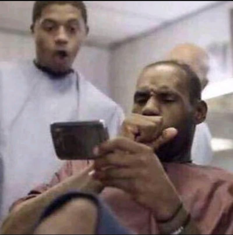 Shock en la Peluquería Ante lo que Muestra el Celular — meme de Reaction