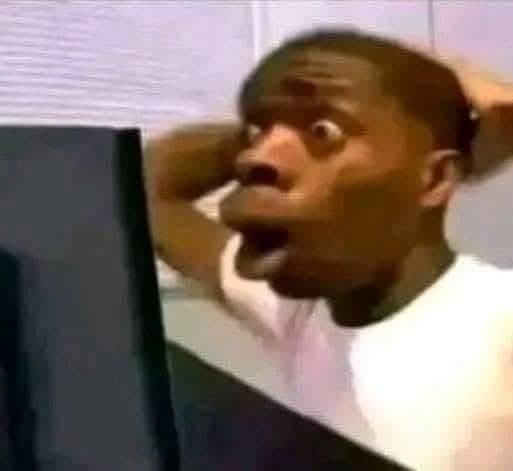 Hombre Shockeado por lo que Ve en la Pantalla — meme de Reaction