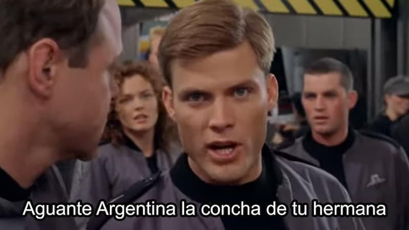 El soldado de Starship Troopers la va con todo por Argentina — meme de Starship Troopers